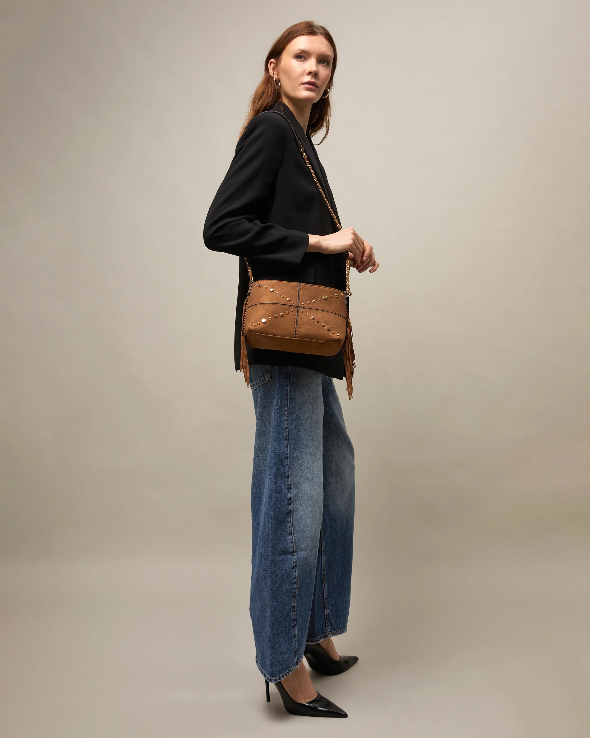 Anabelas-1 bolso bandolera efecto ante con detalles metálicos y flecos - Image 3