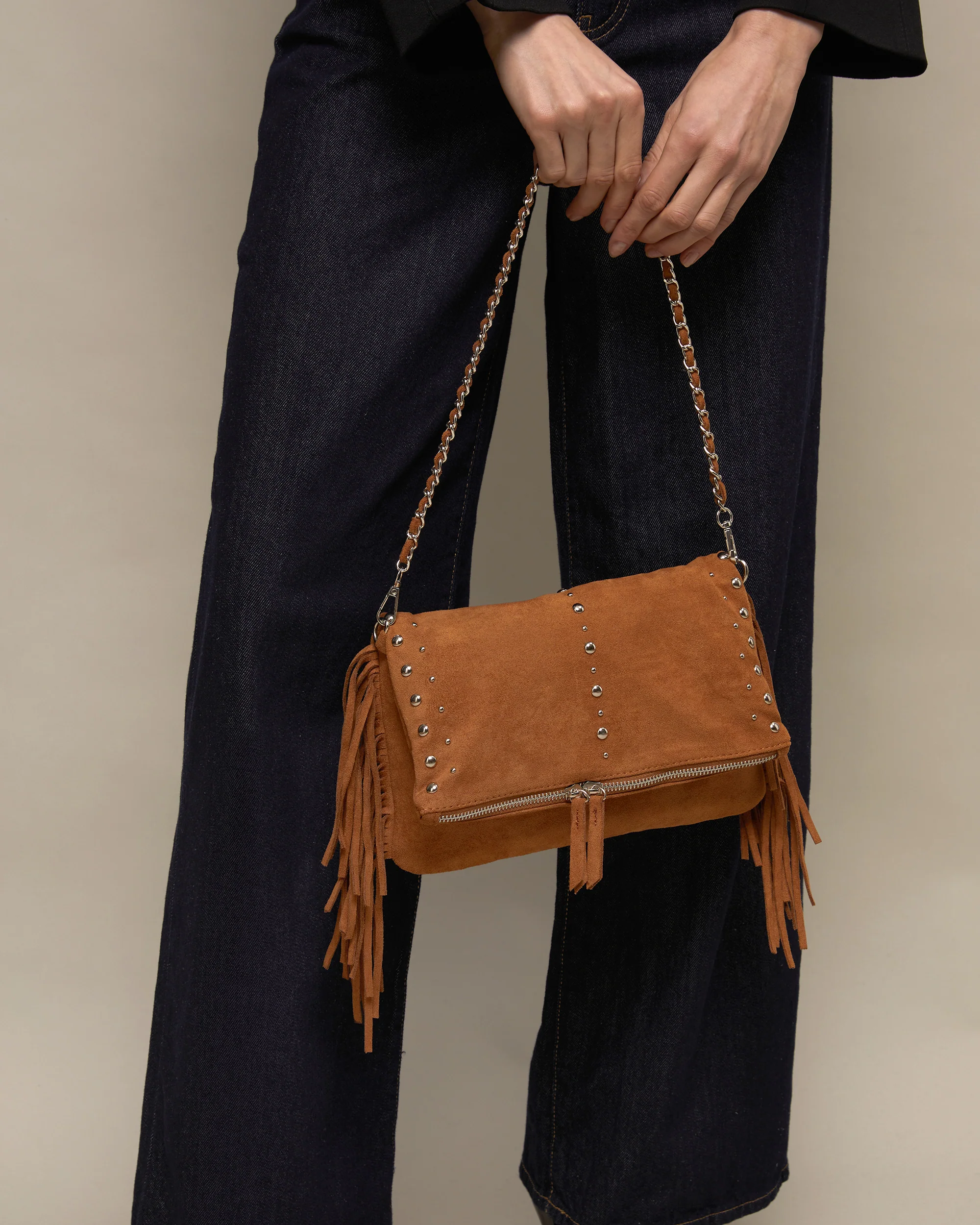 Flequichu bolso de hombro efecto ante con detalles metálicos y flecos - Image 3