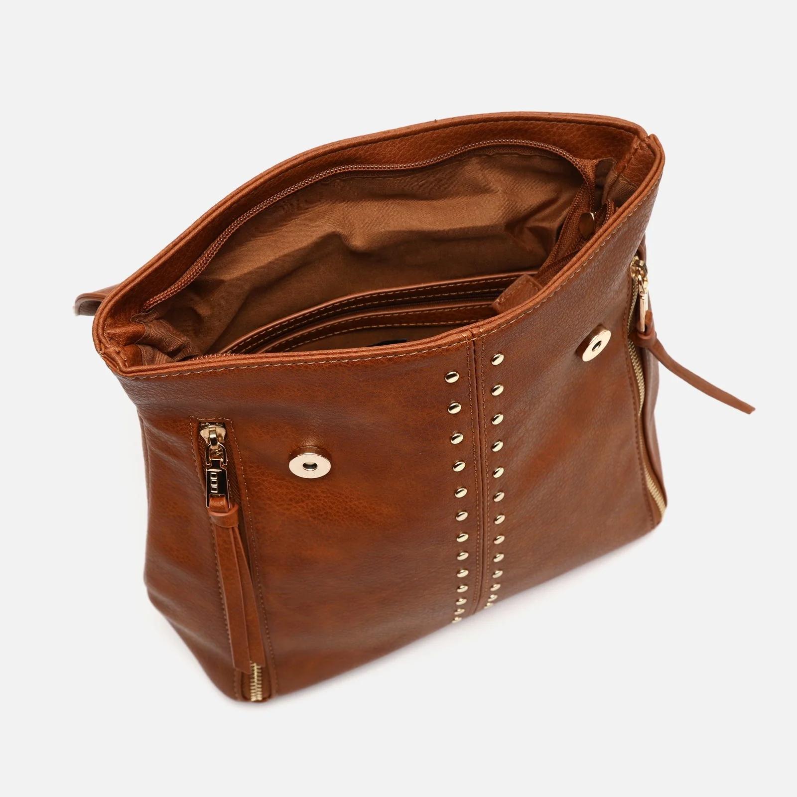 Licha mochila con solapa y detalles metálicos - Image 10