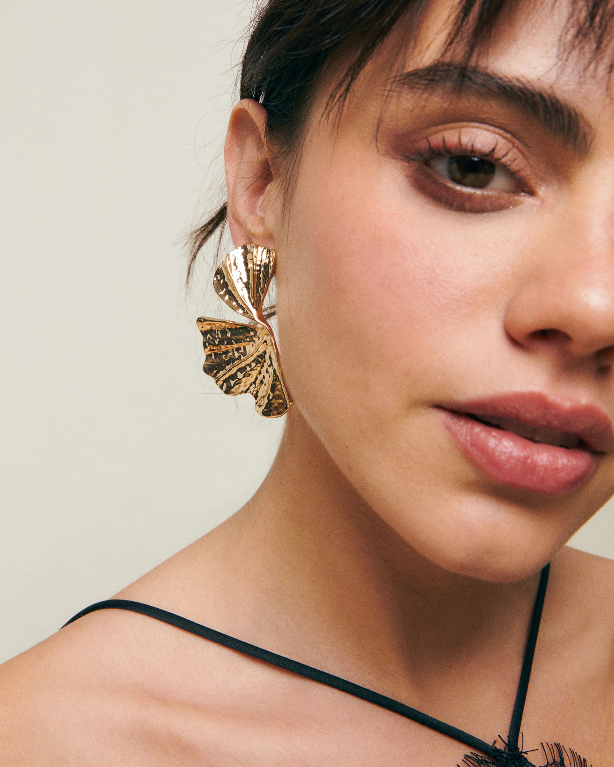Nia pendientes grandes en forma de flor - Image 3